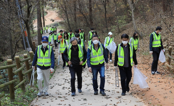 계족산 플로킹 등 직원 80여명 참여 봉사활동 모습