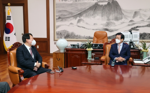 국민의힘 윤석열 대선 후보는 8일 박병석 국회의장을 예방했다.