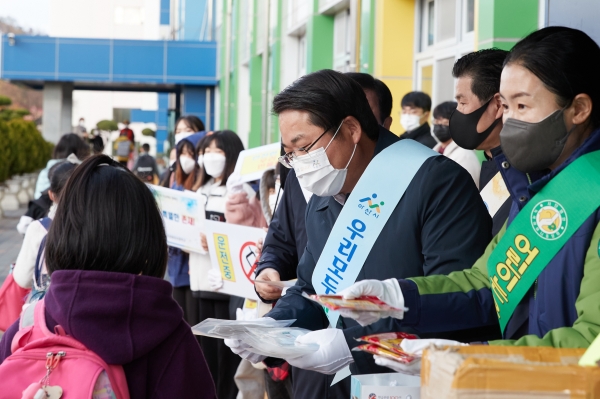 어린이교통사고 예방 및 스쿨존 교통안전 확보 위한 등굣길 합동캠페인 진행 모습