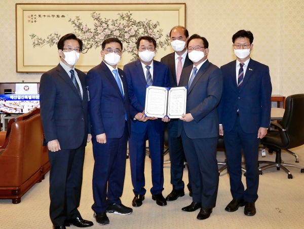 2차 공공기관 지방 이전 토론회에 참가한 김정섭 공주시장