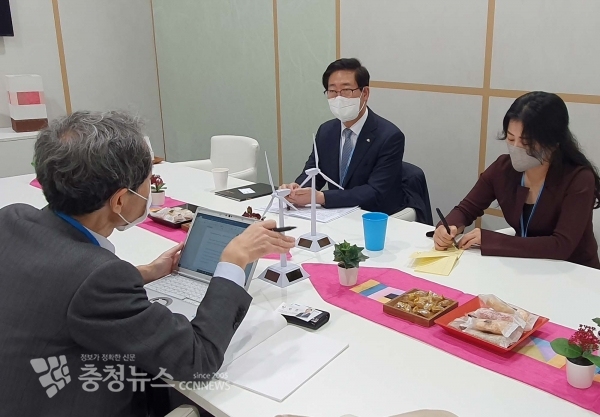 양승조 충남지사가 일본 '닛케이 아시아'와 인터뷰를 하고 있다.