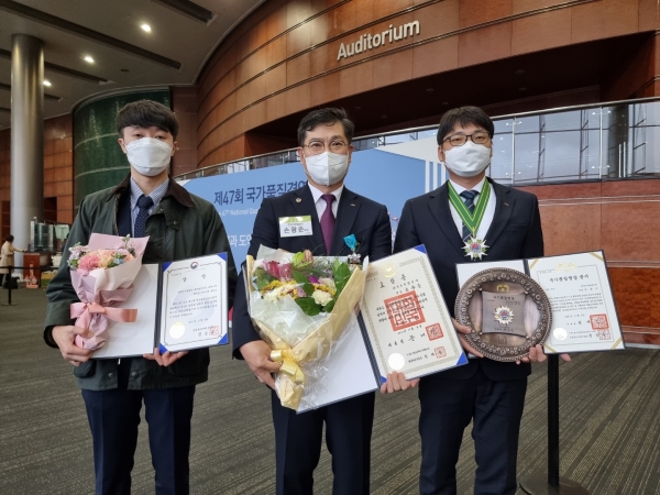 왼쪽부터 라이트 분임조인 조완이 차장(산업부 장관상), 손광준 부장(산업포장), 박준수 차장(국가품질명장)