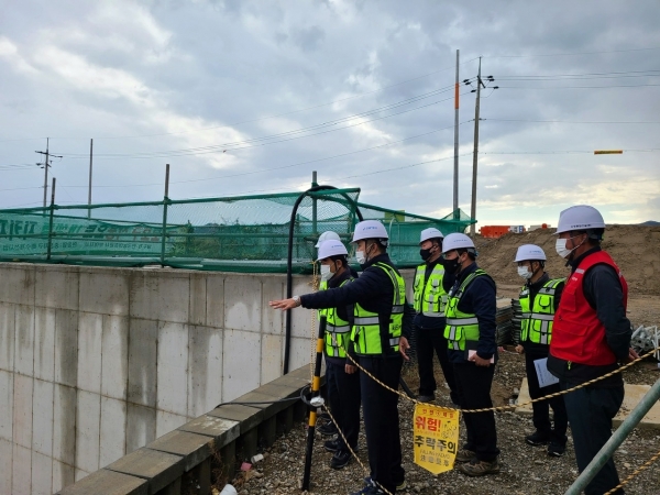 충남 일대 공사현장 불시점검에 나선 김인식 사장은 현장 산업재해 예방에 총력을 기울여 안전사고가 더이상 발생하지 않도록 최선을 다해야한다고 당부했다