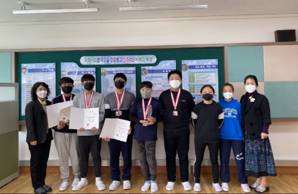 대전서부초(왼쪽부터 교감 강숙영, 6학년 김동욱, 6학년 강우빈, 6학년 고은찬, 5학년 유창현, 6학년 이하늘, 6학년 박주영, 5학년 김영은 선수)