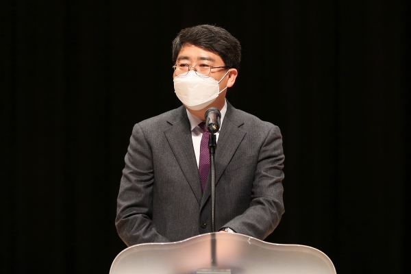 맹정호 서산시장이 10일 서산시문화회관 대공연장에서 열린 경로당 운영 활성화 교육에서 인사말씀하는 모습