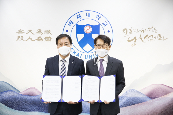 김선재(왼쪽) 배재대 총장과 손동현 우송대 부총장이 대전·충남권 교양교육 공유사업 업무협약