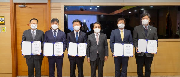 박형덕 사장은 지난 8일 조직개편에 따른 임명장을 처(실)장 및 사업소장에게 수여모습