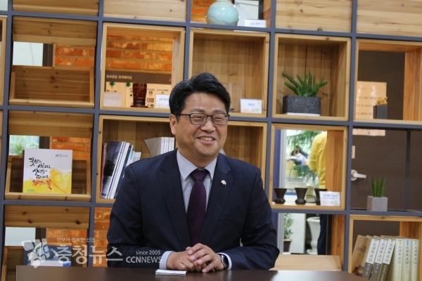 신동헌 천안부시장 내정자가 11일 도청 프레스센터에서 기자들과 간담회를 하고 있다.