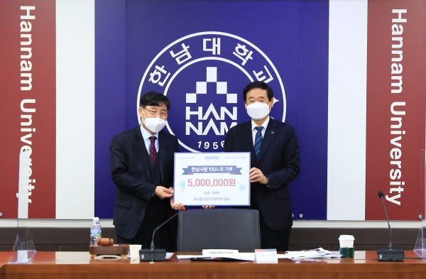 대전기독학원 이승호이사(사진 왼쪽)가 이광섭 총장(사진 오른쪽)에게 발전기금 500만원을 전달했다.