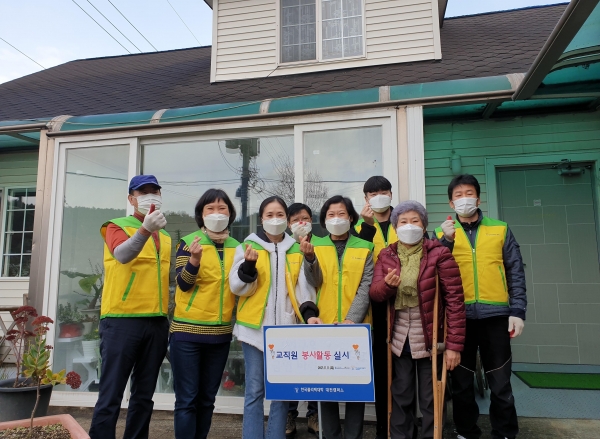 한우리 쉼터 봉사활동 후 단체사진