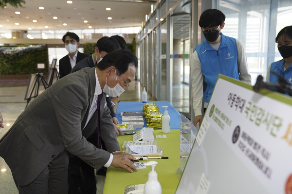 아동학대 캠페인 사진전 진행 모습
