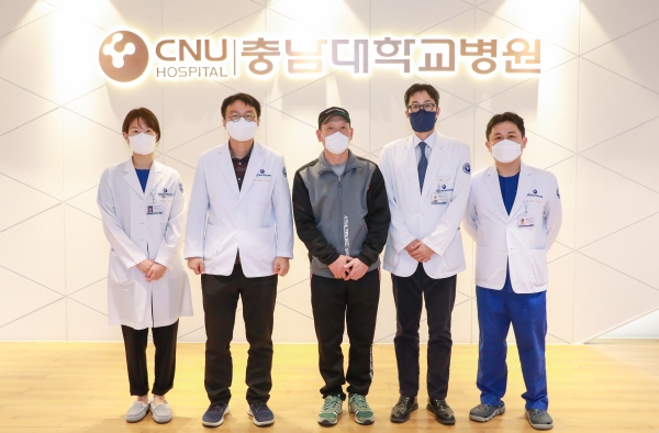 좌측부터 재활의학과 안소영 교수, 정신건강의학과 최광연 교수, 환자분,  신경과 오응석 교수, 신경외과 김경환 교수