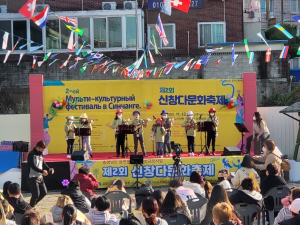 아산시 신창면 다문화 축제 두빛나래 우쿠렐레 공연 장면