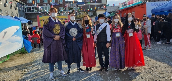 아산시 신창면 다문화축제 무료 한복체험 장면