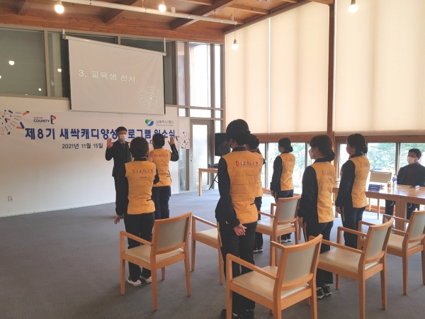 골프존카운티 안성H와 청통에서 제8기 ‘새싹 캐디 양성 프로그램’ 입소식을 진행했다.(사진은 골프존카운티 청통에서 캐디 교육생들이 선서하는 모습)