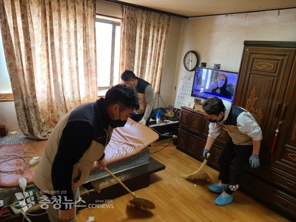 지난 15일 태안반도 태안청년회(회장 성민영)은 태안군 장애인복지회관과 함께 거동이 불편한 70대 독거노인 집 청소 봉사를 했다.