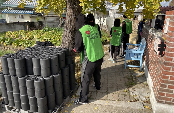 한국건강관리협회 연탄봉사 모습