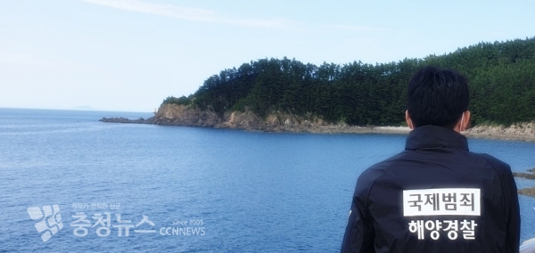 태안해경 관계자가 밀수·밀입국 등 국제범죄 취약 해안가를 살펴보고 있다.