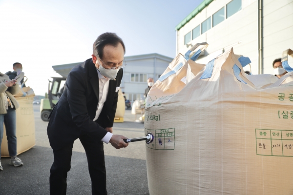 박상돈 천안시장, 공공비축미곡 출하 현장 방문  농민 격려 모습