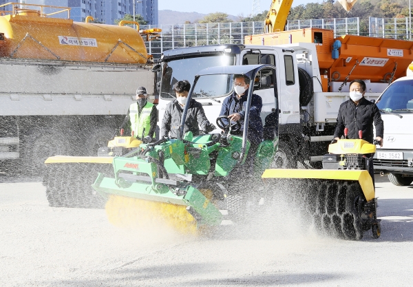 17일 오전 외삼동 제설자재보관소를 방문한 정용래 유성구청장이 겨울철 제설대책 준비상황을 점검하고 제설장비 시연 모습