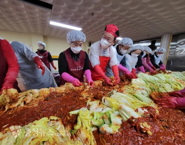 18일 진행된 단양군여성단체협의회 김장 나눔