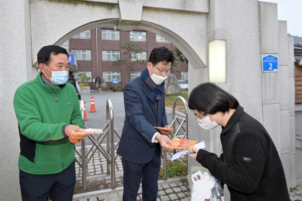 2022학년도 수능시험장을 방문해 수험생을 격려하는 김정섭 시장