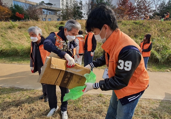 18일 오후 대전 유성구 원신흥동 진잠천에서 권혁대 총장과 학생들이 줍깅 봉사 진행