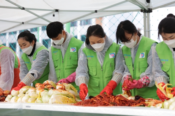 19일 대전 지역 내 유관기관과 협력하여 사랑의 김장 담그기 봉사활동 실시 모습