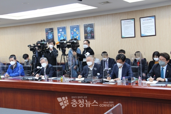 이재명 민주당 대선 후보-한국전자통신연구원 간담회 모습. (좌측부터 박영순 민주당 대전시당위원장, 이재명 후보, 이상민 의원, 조승래 의원, 황운하 의원)