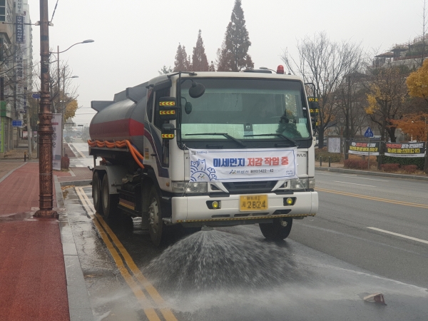 아산시 주요 도로 재비산먼지 발생을 억제하기 위해 살수차를 긴급 투입 운영하고 있다