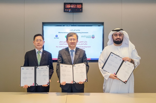 왼쪽부터 조용돈 한국가스기술공사 사장과 대전광역시 김명수 과학부시장과 UAE 아부다비시 지방자치교통국 압둘라 알 사히 차관이 협약식에서 기념 촬영을 하고 있다. 출처=한국가스기술공사