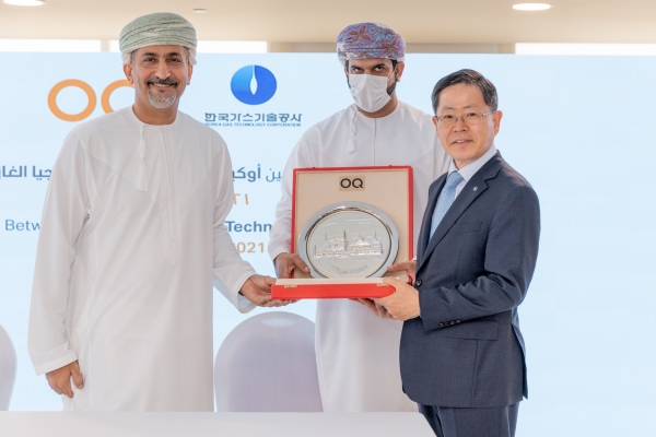 조용돈 한국가스기술공사 사장이 탈랄 알 아우피 OQ社 그룹대표와 ‘수소사업의 기술협력 협약식’후 기념촬영을 하고 있다. 출처=한국가스기술공사