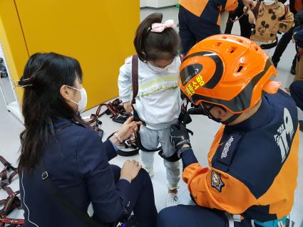 세종시교육청안전체험교육원 시범운영에 참여한 학생이 즐거운 시간을 보내고 있다.