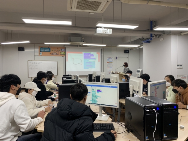 지난 20일과 21일 개최한 ‘제3회 미래 자동차 체험 캠프’에 참여한 초등학생들이 대학생 멘토들과 함께 로봇 코딩 실습을 진행