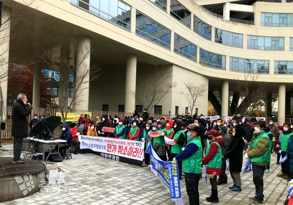 23일 정부세종청사 해양수산부 정문 앞에서 삼성지역발전기금 태안배분금찾기대책위와 태안군 피해민 단체 등 300여 명이 설립인가 취소 촉구 규탄대회를 열었다.