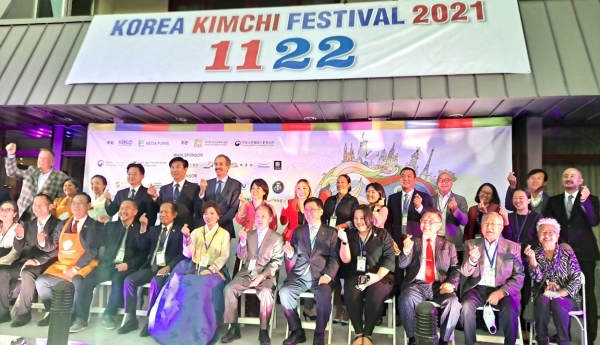 제1회 캘리포니아주 ‘김치의 날’ 행사 사진  * 한국농수산식품유통공사 김춘진 사장(첫째줄 우측 5번째)