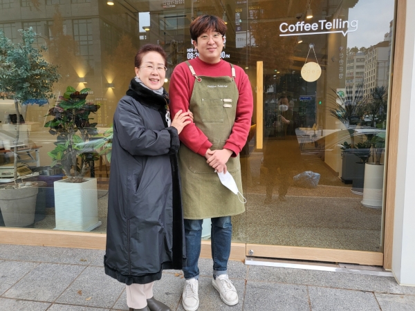 정영숙 금실개발 대표가 본지에 자신의 아들과 찍은 사진을 공개해 아들 신상과 관련한 악성루머를 반박했다. (사진 좌측부터) 정 대표와 아들 성현 씨.