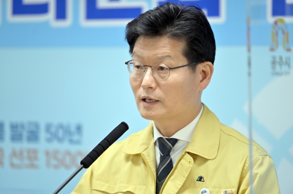 11월 24일 제154차 정례브리핑을 진행하고 있는 김정섭 시장