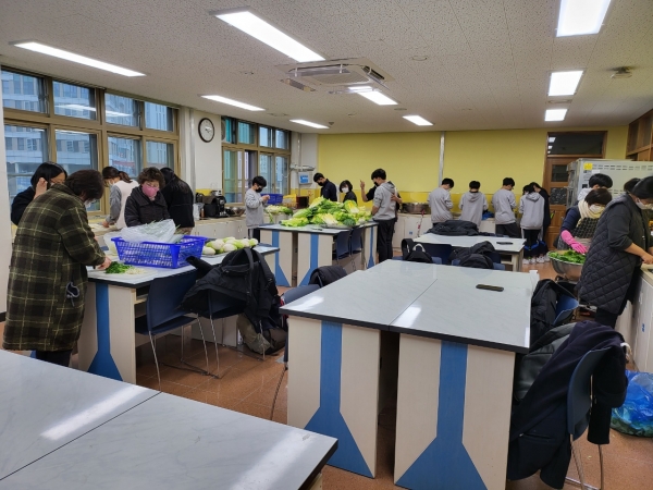 어진중 김장담그기 행사 모습