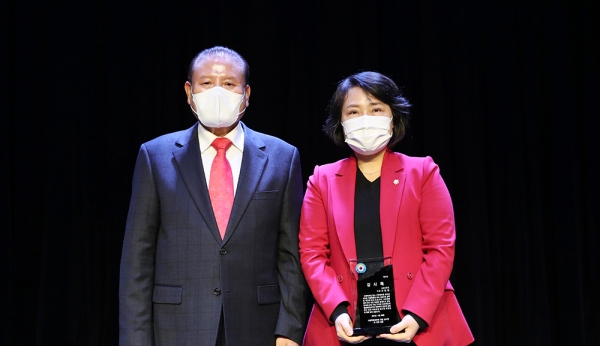 이연희 서산시의회 의장, 제58주년 경우의 날 기념식서 감사패  수상 모습