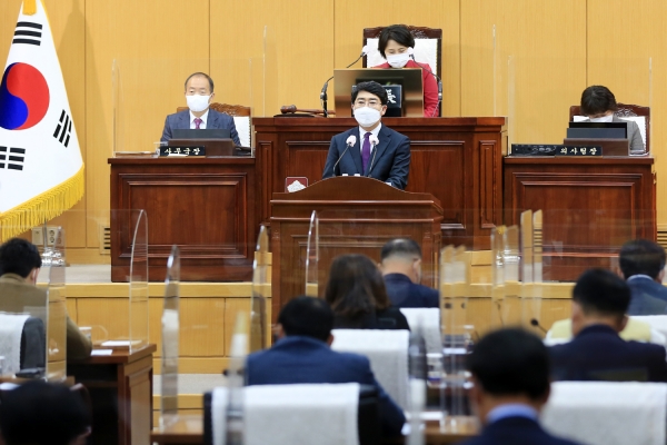 맹정호 서산시장이 25일 시청 본회의장에서 열린 제268회 서산시의회 제2차 정례회에서 시정연설하는 모습