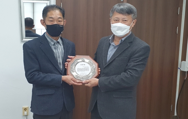 지난 24일 강원희 장평지소장이 청양군 장평면장 이후형으로부터 감사패 받는 모습
