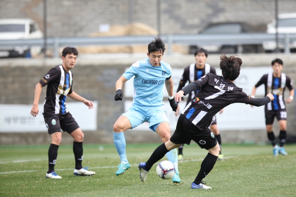 챔피언결정전 1차전, 격렬한 볼 다툼 상황