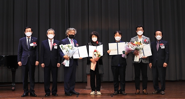 왼쪽부터 이광섭 총장, 신정호 이사장, 최월성 고비코리아 대표, 故이재정 선교사 부인, 이재무 시인, 박해평 KBS대전 보도국장, 박영진 총동문회장