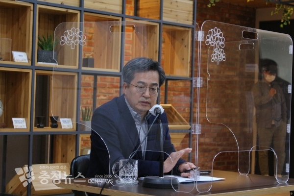 김동연 새로운물결 대선후보가 26일 충남도청 프레스센터에서 기자회견을 하고 있다.