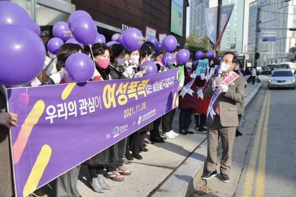 ‘젠더폭력 없는 사회, 시민이 안전한 천안’ 캠페인에 참여한 박상돈 시장