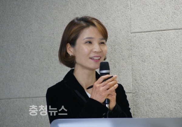 세종시교육청 브리핑을 진행하는 김현숙 홍보팀장