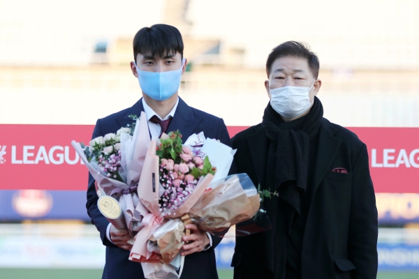 MVP 김종석 선수 수상 모습