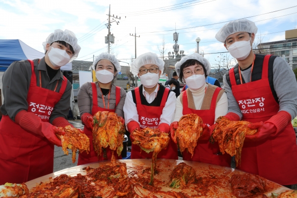 KGC인삼공사, 대덕구 사회복지시설 지원‘사랑의 김장나눔’ 행사 모습