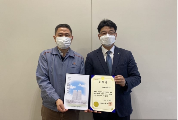 이정호 (주)한화종합연구소 연구지원실장(좌), 최승인 초록우산 어린이재단 대전지역본부장(우)